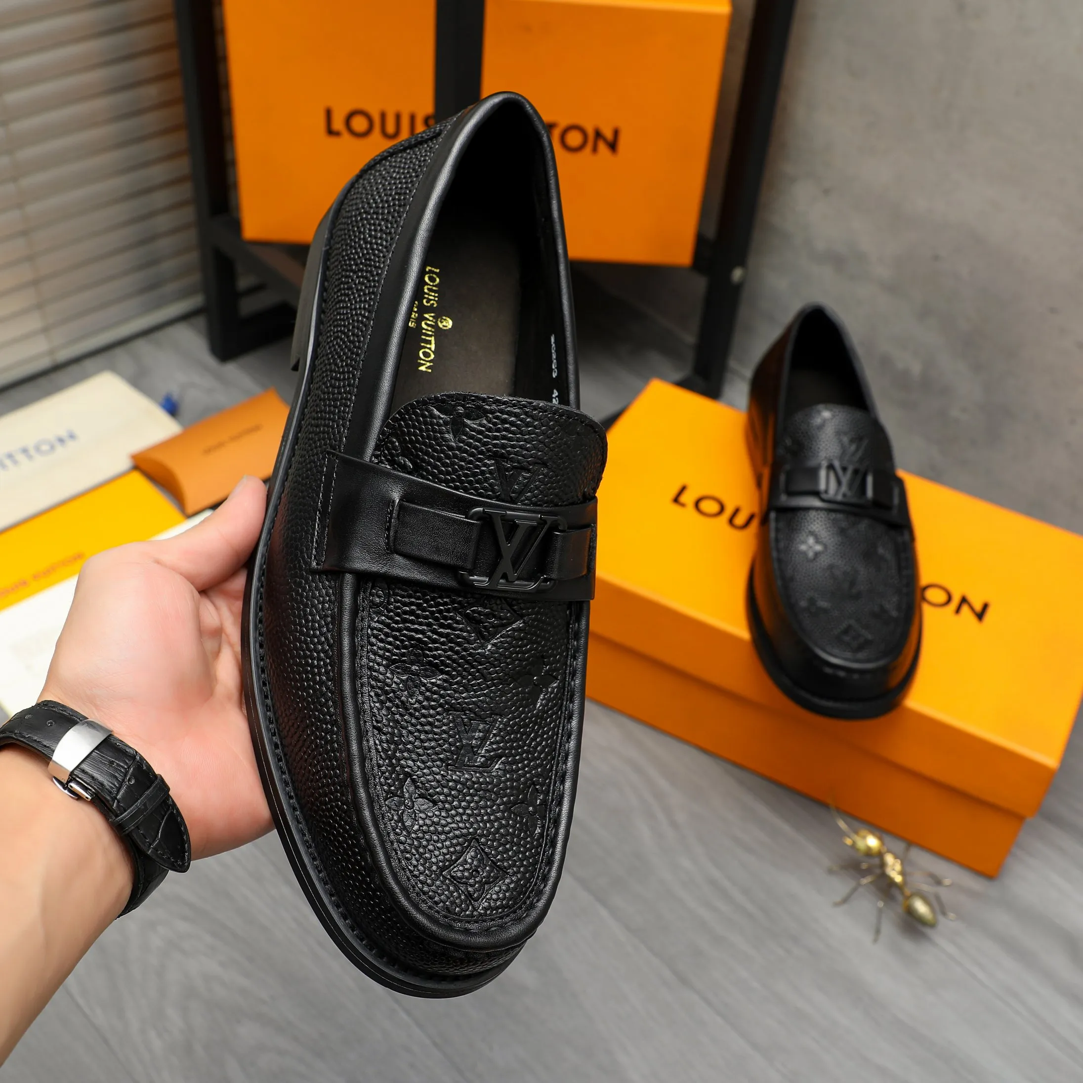 Men's shoes 💰420 Product trademark: LV "Louis Vuitton" business slip-on leather shoes Regular size: 38-45 (45 is custom-made and non-returnable) Product materials: Selected grain embossed cowhide upper, cowhide lining, original outsole